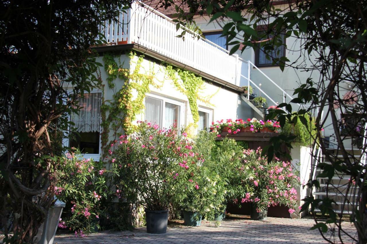 Weingut Pension Sommerhof Mörbisch am See Exterior foto